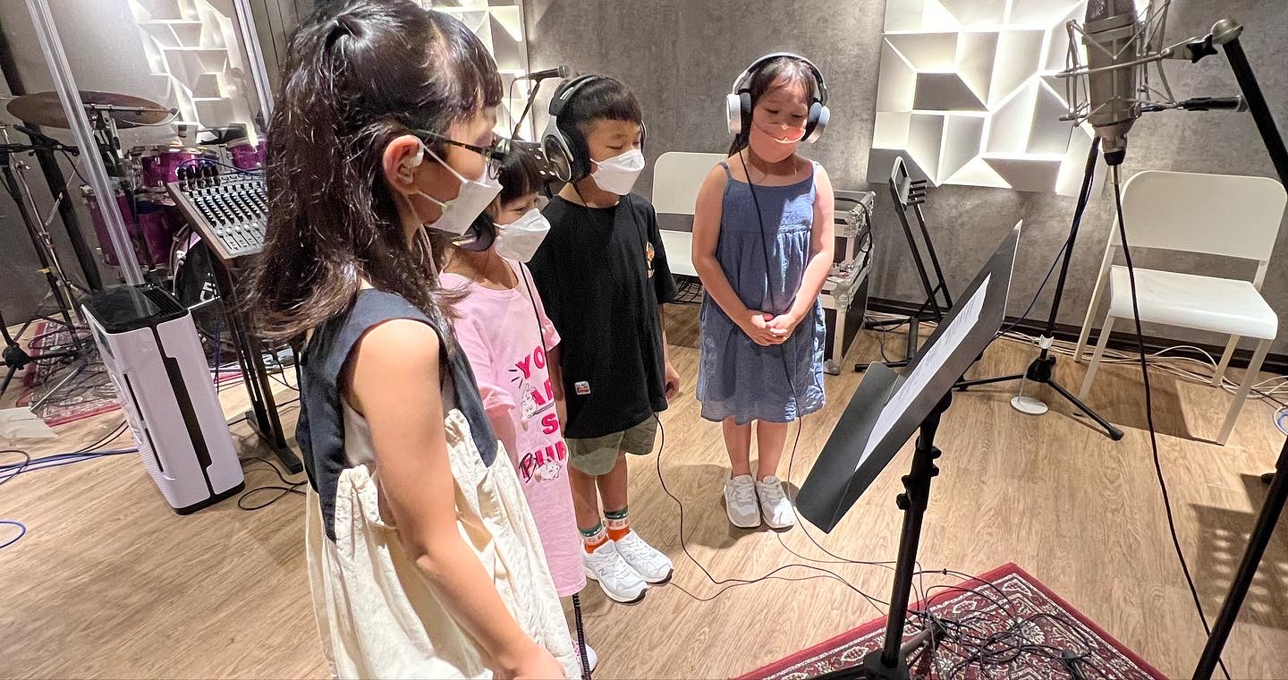 學生在錄音室中進行聲音訓練
